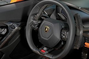 Lamborghini Huracan Spyder βουτηγμένη στα ανθρακονήματα