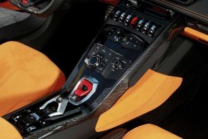 Lamborghini Huracan Spyder βουτηγμένη στα ανθρακονήματα