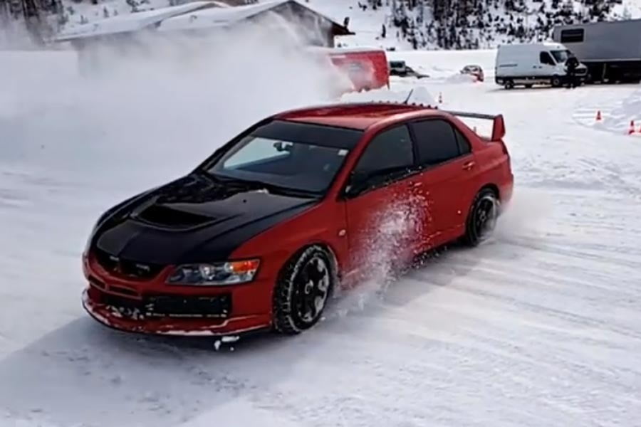 Mitsubishi Lancer EVO 9 χαίρεται το χιόνι (+video)