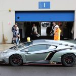 Υπερσπάνια Lamborghini Veneno τα... σπάει στην πίστα! (video)