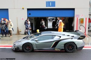 Υπερσπάνια Lamborghini Veneno τα… σπάει στην πίστα! (video)