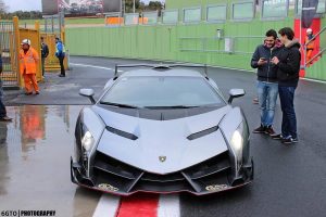 Υπερσπάνια Lamborghini Veneno τα… σπάει στην πίστα! (video)