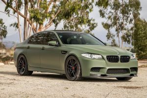 BMW M5 ντύθηκε στα χακί και βγήκε για… περίπολο