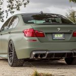 BMW M5 ντύθηκε στα χακί και βγήκε για... περίπολο