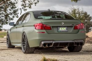 BMW M5 ντύθηκε στα χακί και βγήκε για… περίπολο