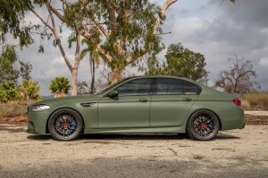 BMW M5 ντύθηκε στα χακί και βγήκε για… περίπολο