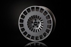 Toyota Prius και… τούμπανο και με κατανάλωση 1,0 λτ./100 χλμ.