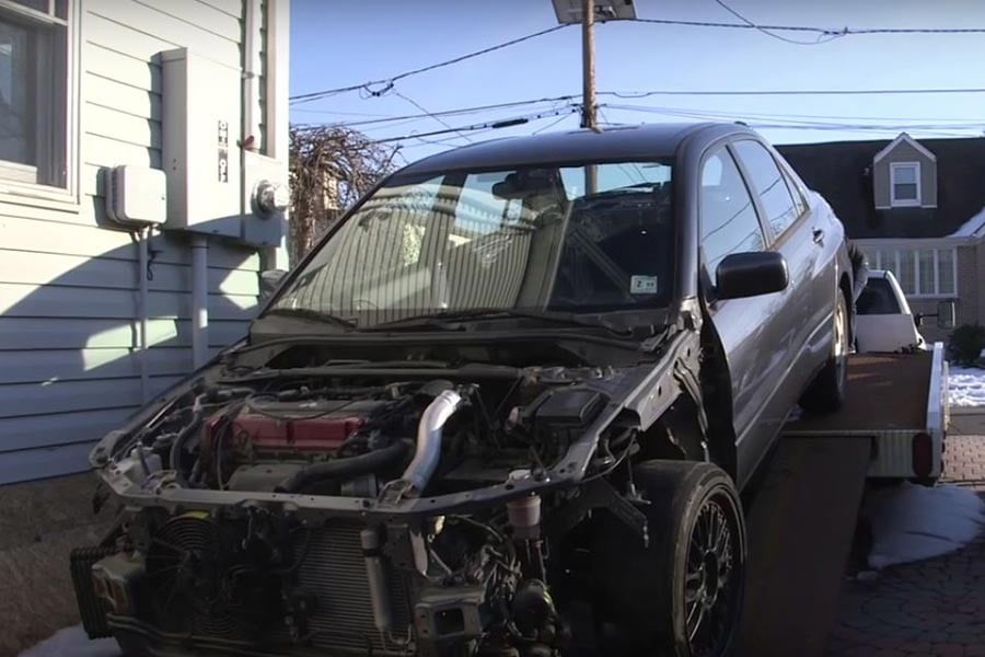 Ανασταίνοντας ένα παρατημένο Mitsubishi Lancer Evo IX (+video)