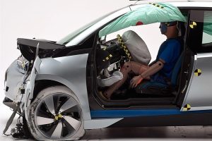 Εντυπωσιακό το BMW i3 στα crash tests (+videos)
