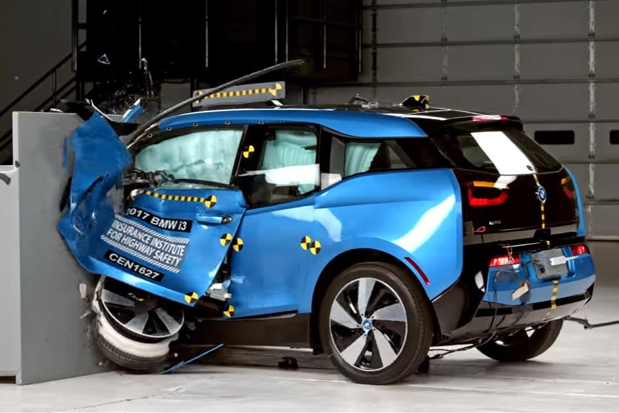 Εντυπωσιακό το BMW i3 στα crash tests (+videos)