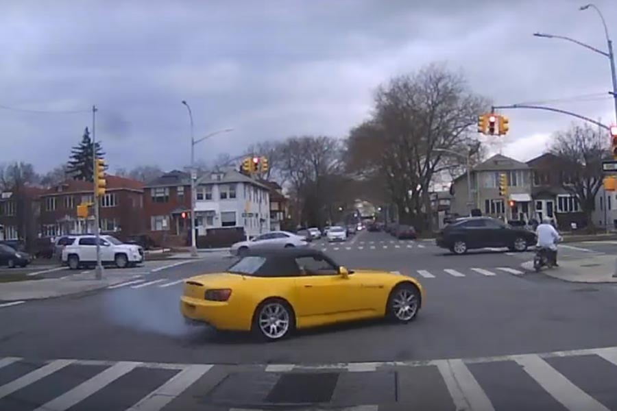 Όταν έχεις Honda S2000 και σε πιάνει κόκκινο… (+video)