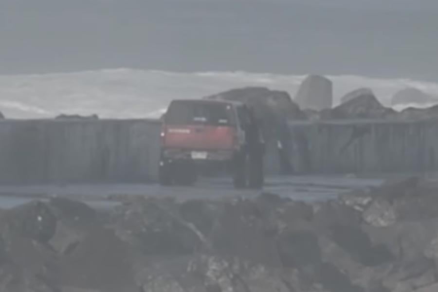 Κύματα καταπίνουν Nissan (+video)