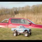 Toyota Hilux τα βάζει με Toyota Hilux τηλεκατευθυνόμενα (+videos)