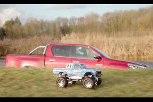 Toyota Hilux τα βάζει με Toyota Hilux τηλεκατευθυνόμενα (+videos)