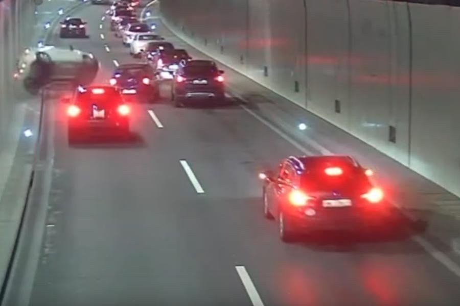 Όταν δεν κοιτάς τους καθρέφτες σου… (+video)