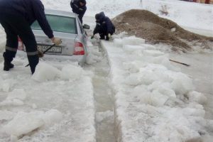 Lada έμεινε 30 ημέρες κολλημένο στον πάγο (+videos)