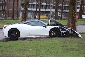 Οδηγός δεν μπόρεσε να κρατήσει τη Ferrari στο σωστό… δρόμο