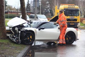 Οδηγός δεν μπόρεσε να κρατήσει τη Ferrari στο σωστό… δρόμο