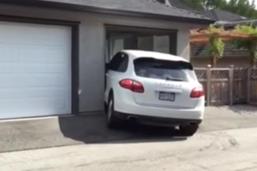 Όταν έχεις γκαράζ μικρότερο από την Porsche σου… (+video)