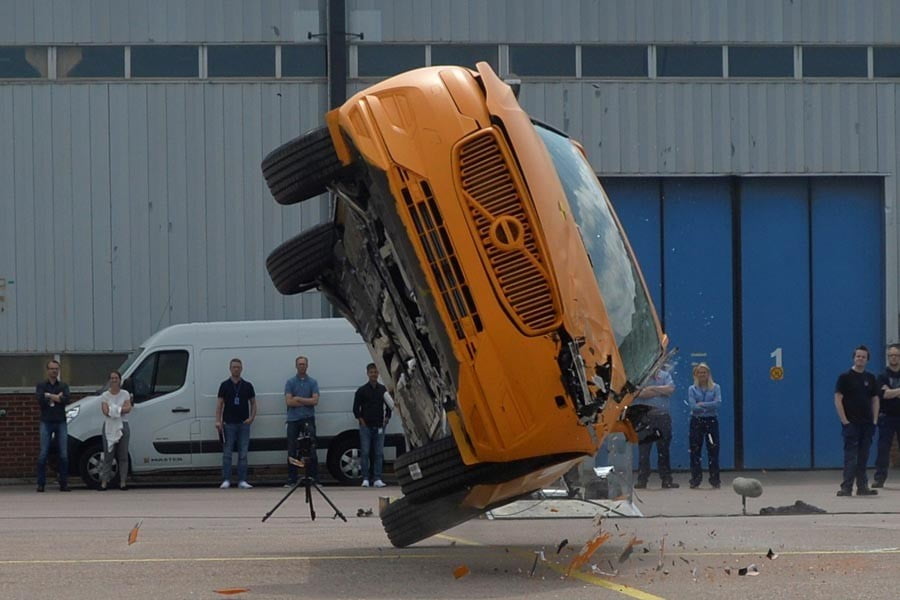 Το νέο Volvo XC60 βασανίζεται για το καλό μας (+videos)