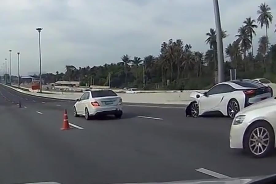 Ανεξήγητο τρακάρισμα μεταξύ BMW i8 και Mercedes (video)