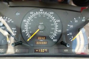 Δεν θα πιστεύεις γιατί αυτή η Mercedes SL500 του 1996 έχει μόλις 130 χλμ.