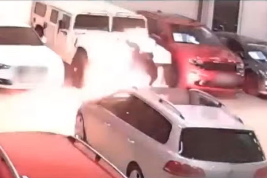 Απίστευτο: Πήγε να βάλει φωτιά σε αυτοκίνητα και κάηκε (+video)