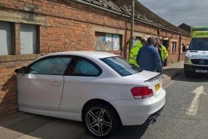 Πέρασε μέσα με την BMW του μέσα από τοίχο