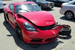 Πωλείται τρακαρισμένη Porsche 718 Cayman με 3.000 χλμ.