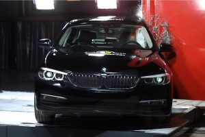 Πώς τα πήγε η νέα BMW Σειρά 5 στα crash tests; (+videos)
