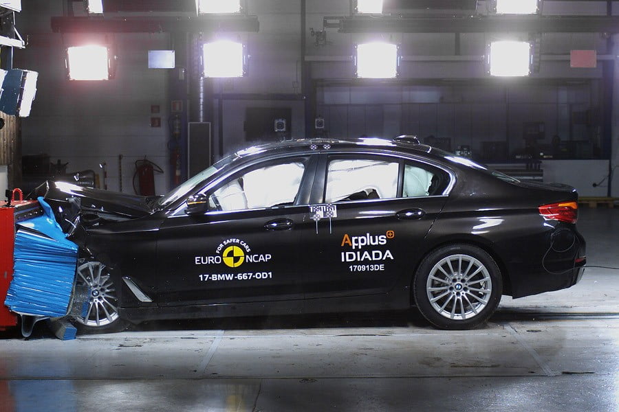 Πώς τα πήγε η νέα BMW Σειρά 5 στα crash tests; (+videos)