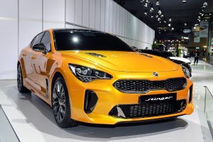 Νέο Kia Stinger GT με επιδόσεις που σε κολλάνε στο κάθισμα