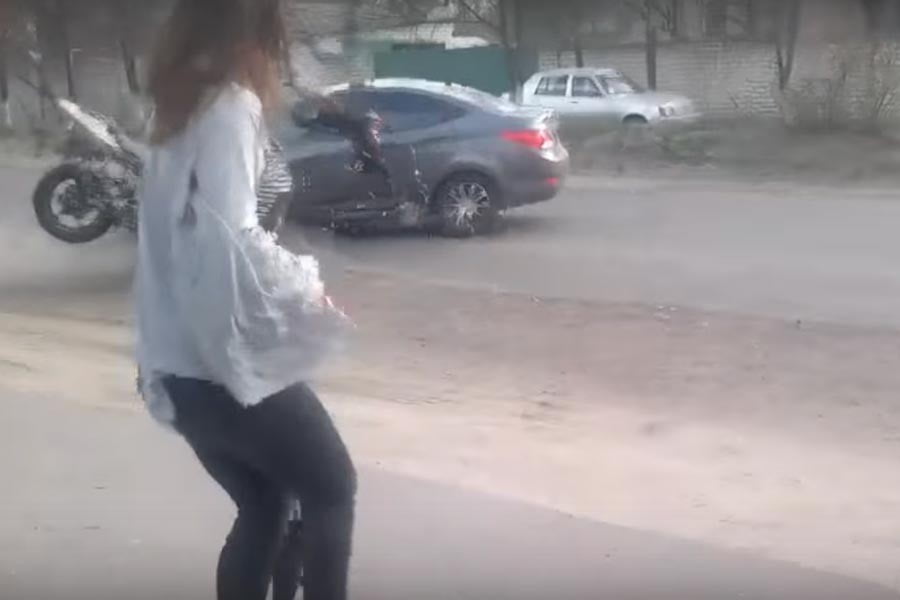 Κοπέλα χορεύει προκλητικά και προκαλεί τροχαίο (+videos)