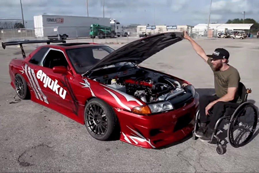 Οδηγός με ειδικές ανάγκες ντριφτάρει με τρέλα (+video)