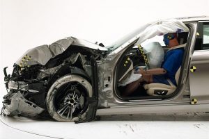 Βράχος η νέα BMW Σειρά 5 στο σκληρότερο crash test (+video)