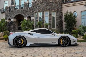 Βελτιωμένη Ferrari με carbon bodykit να την… πιείς στο ποτήρι!