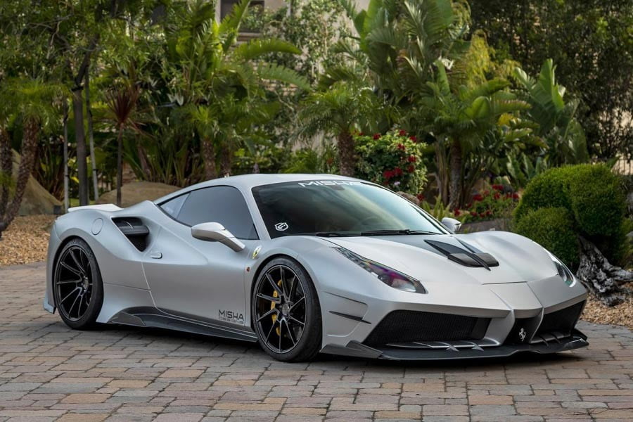 Βελτιωμένη Ferrari με carbon bodykit να την… πιείς στο ποτήρι!