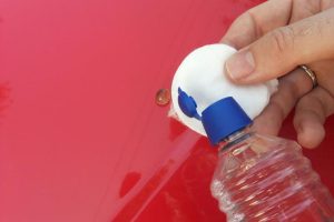 Αφαίρεση ρετσινιού από το αυτοκίνητο