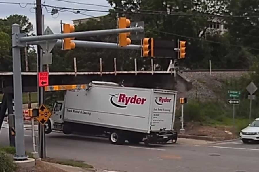 Η γέφυρα των στεναγμών… καταστρέφει φορτηγό (+video)