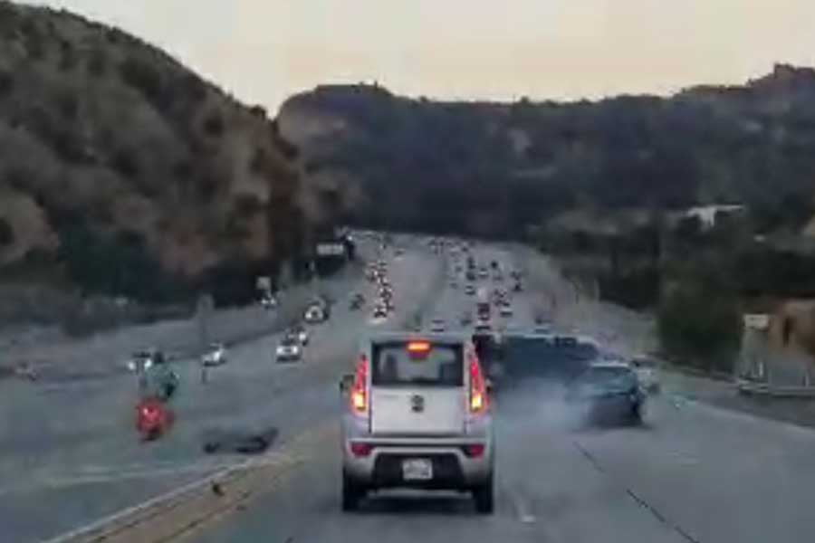 Απίστευτο video: Μοτοσικλετιστής vs οδηγού αυτοκινήτου 1-0