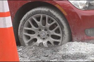 Της έκαναν δώρο BMW και την πάρκαρε σε… φρέσκο τσιμέντο