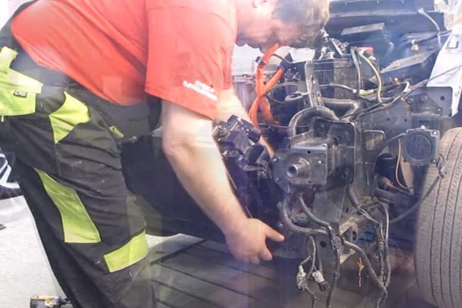 Ο μάγος φανοποιός ξαναχτυπά, αυτή τη φορά με Nissan (+video)