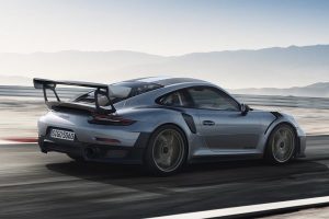 Νέα κορυφαία Porsche 911 GT2 RS με 700 άλογα! (+video)