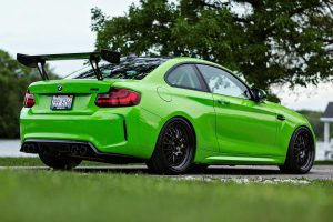 Εκπληκτική καταπράσινη BMW M2 με carbon bodykit