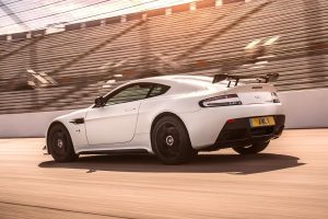 Αγωνιστικών προδιαγραφών η νέα Aston Martin Vantage AMR