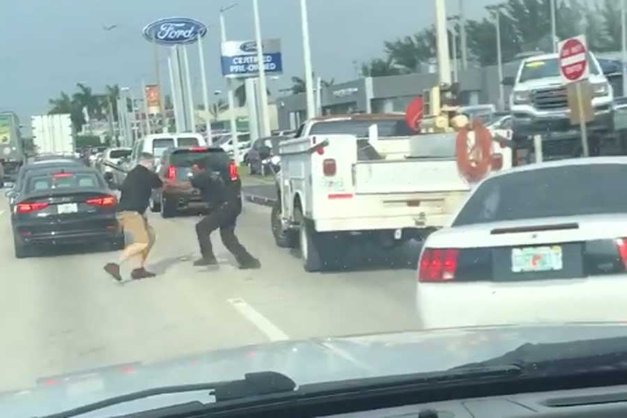 Ξύλο στη μέση του δρόμου για μια αλλαγή λωρίδας… (+video)