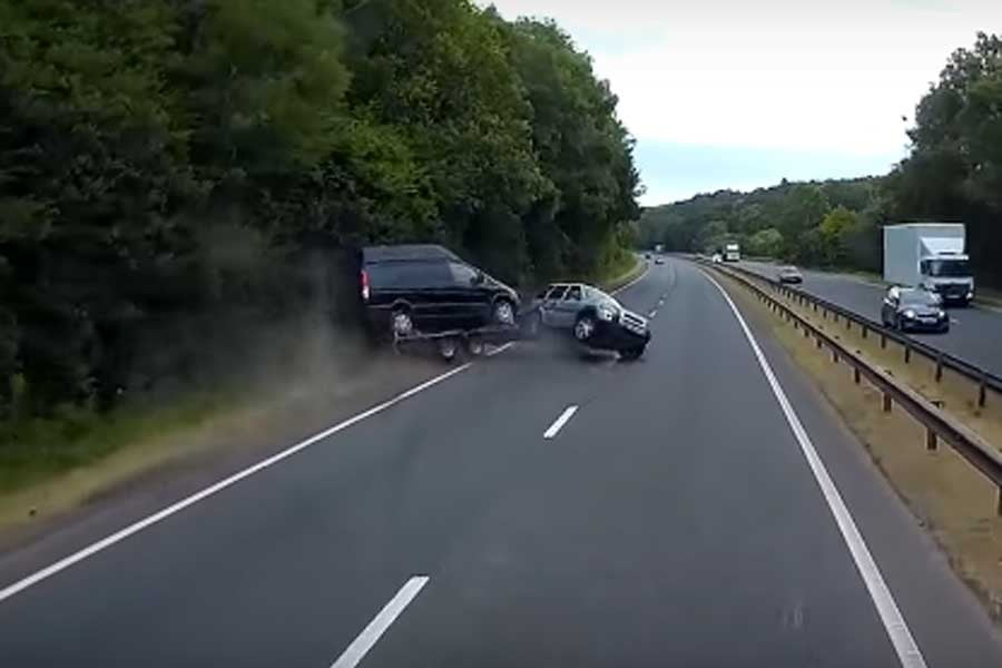 Κατέστρεψε και τα δύο αυτοκίνητά του (+video)