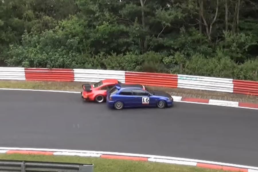 Honda Civic (δεν) έστριψε πάνω σε Porsche… (+video)