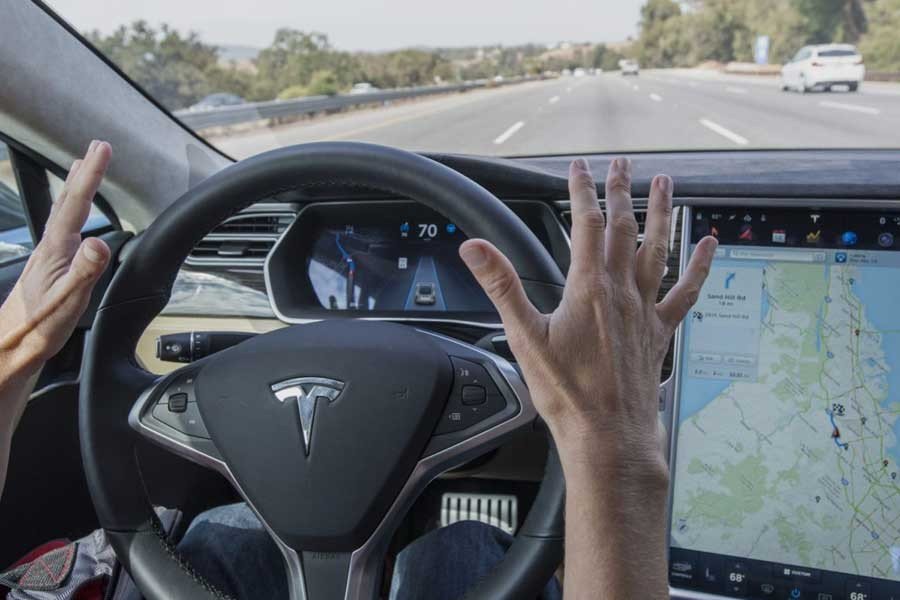 Ποια αυτόνομη οδήγηση; Πήρε την κατάσταση στα χέρια του και σώθηκε…