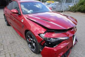 H Alfa Romeo Giulia Quadrifoglio και τρακαρισμένη αξίζει πολλά